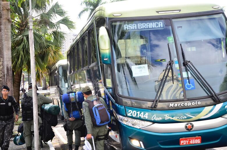 PMs embarcam para reforço na segurança (Foto: Arthur Mota/Folha de Pernambuco)