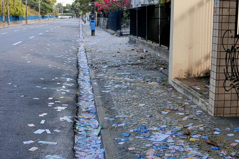 Vários santinhos, panfletos e adesivos jogados no chão no dia das eleições.// Foto: Alexandre Aroeira / Folha de Pernambuco.