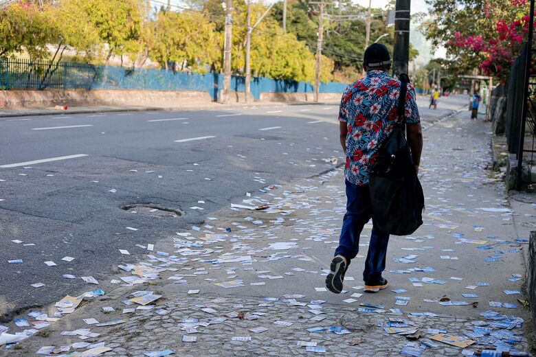 Vários santinhos, panfletos e adesivos jogados no chão no dia das eleições.// Foto: Alexandre Aroeira / Folha de Pernambuco.
