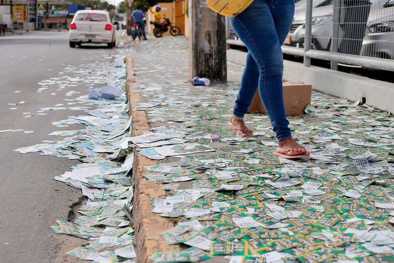 Vários santinhos, panfletos e adesivos jogados no chão no dia das eleições.// Foto: Alexandre Aroeira / Folha de Pernambuco.