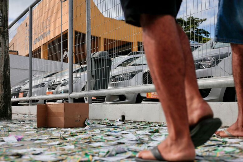 Vários santinhos, panfletos e adesivos jogados no chão no dia das eleições.// Foto: Alexandre Aroeira / Folha de Pernambuco.