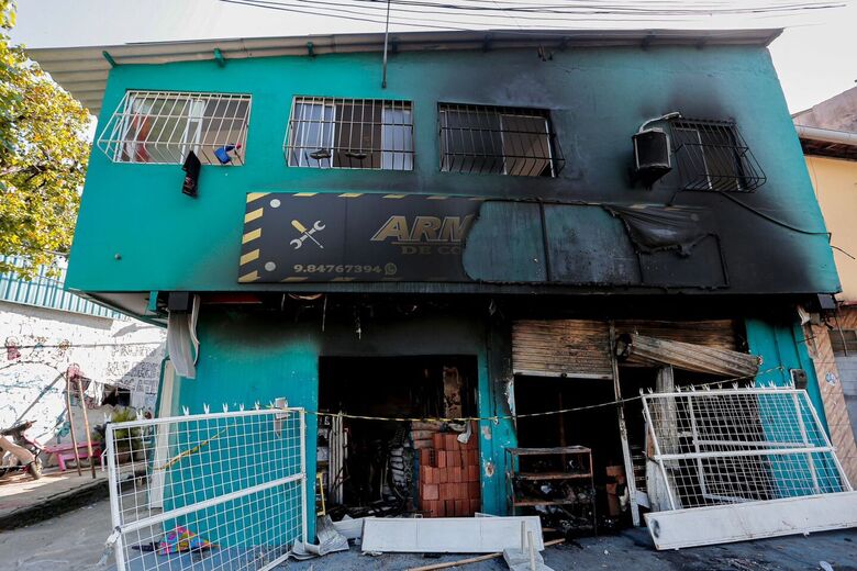 Local funcionava como ponto de doação do projeto social Mulheres Pró-Ativas. Alexandre Aroeira/Folha de Pernambuco