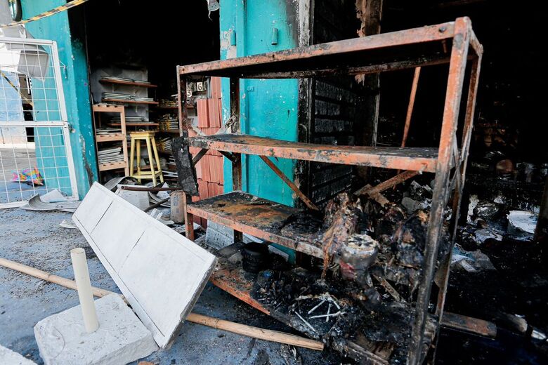 Local funcionava como ponto de doação do projeto social Mulheres Pró-Ativas. Alexandre Aroeira/Folha de Pernambuco