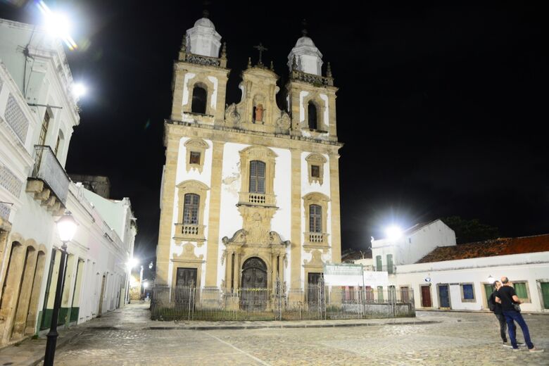 Pátio de São Pedro recebeu iluminação de LED. Foto: Paullo Allmeida/Folha de Pernambuco