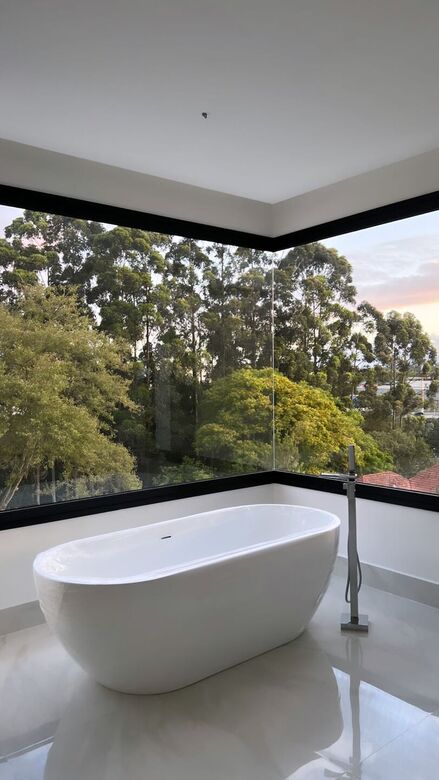 A mansão conta com seis quartos e oito banheiros (Foto: Redes Sociais)