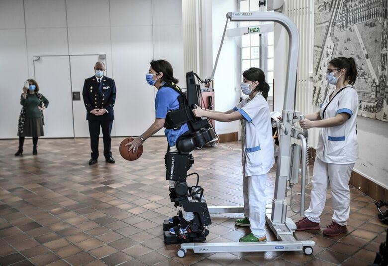 Médica experimenta O exoesqueleto durante uma manifestação no hospital Invalides em Paris(Foto: Stephane De Sakuti/AFP)