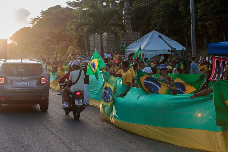 Manifestação pro Bolsonaro na BR - 232 em frente ao Comando Militar.// Foto: Alexandre Aroeira / Folha de Pernambuco.