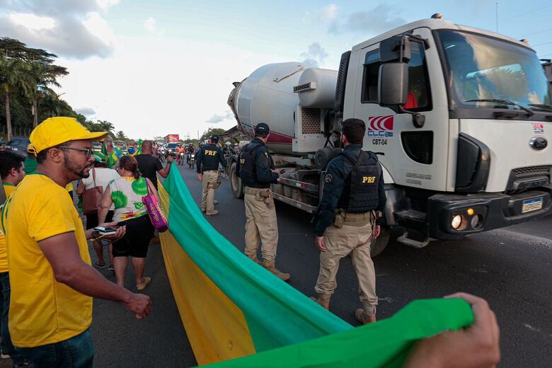 Manifestação pro Bolsonaro na BR - 232 em frente ao Comando Militar.// Foto: Alexandre Aroeira / Folha de Pernambuco.