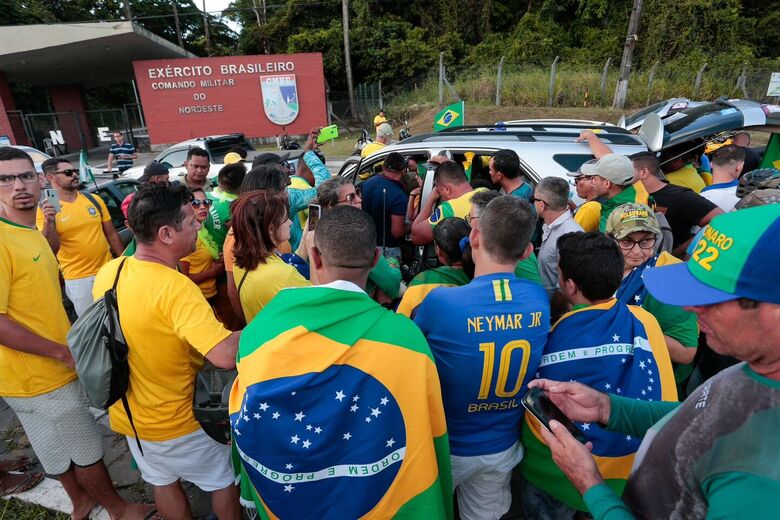 Manifestação pro Bolsonaro na BR - 232 em frente ao Comando Militar.// Foto: Alexandre Aroeira / Folha de Pernambuco.