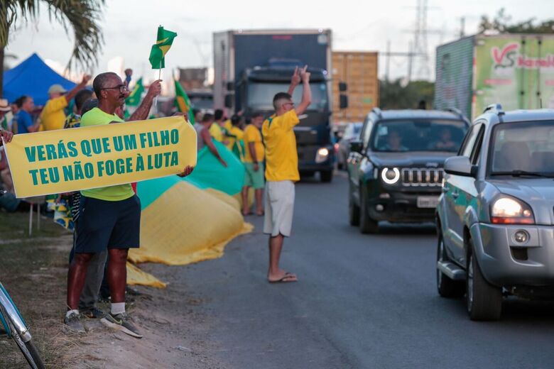 Manifestação pro Bolsonaro na BR - 232 em frente ao Comando Militar.// Foto: Alexandre Aroeira / Folha de Pernambuco.