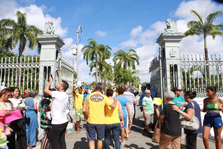 Movimentação no Cemitério de Santo Amaro durante o dia de Finados (Foto: Arthur de Souza/Folha de Pernambuco)