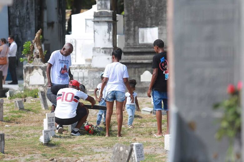 Movimentação no Cemitério de Santo Amaro durante o dia de Finados (Foto: Arthur de Souza/Folha de Pernambuco)