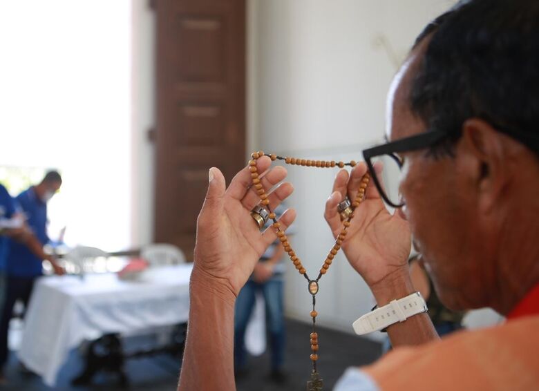Movimentação no Cemitério de Santo Amaro durante o dia de Finados (Foto: Arthur de Souza/Folha de Pernambuco)