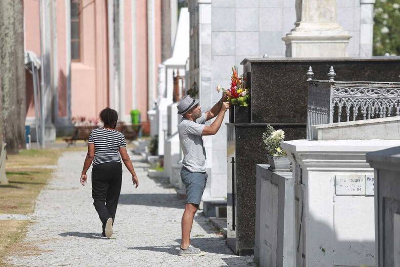 Movimentação no Cemitério de Santo Amaro durante o dia de Finados (Foto: Arthur de Souza/Folha de Pernambuco)