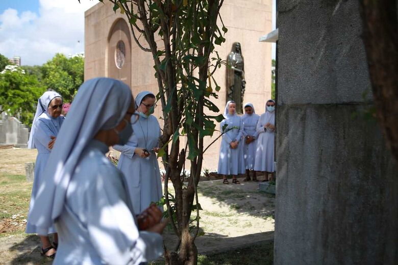 Movimentação no Cemitério de Santo Amaro durante o dia de Finados (Foto: Arthur de Souza/Folha de Pernambuco)