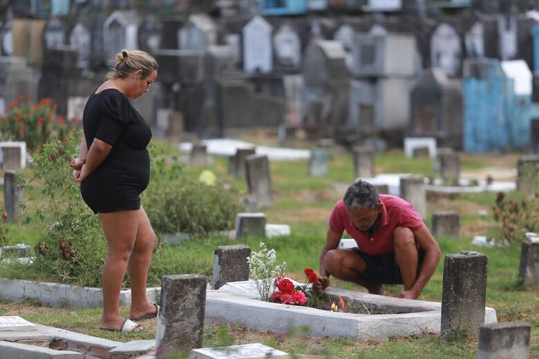 Movimentação no Cemitério de Santo Amaro durante o dia de Finados (Foto: Arthur de Souza/Folha de Pernambuco)