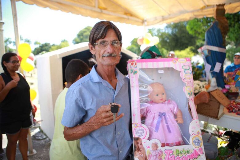 Movimentação no Cemitério de Santo Amaro durante o dia de Finados (Foto: Arthur de Souza/Folha de Pernambuco)