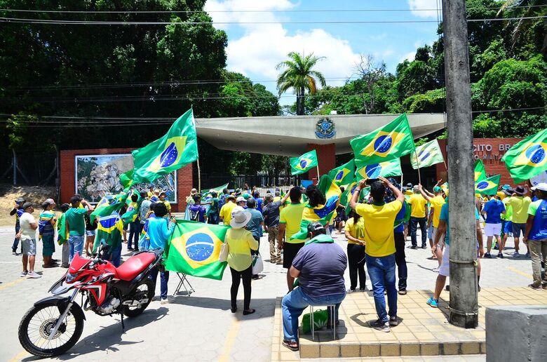 Manifestação pro-Bolsonaro na BR-232. Foto: Arthur Mota/Folha de Pernambuco
