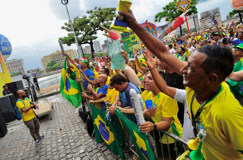 Chuva não atrapalha festa da torcida no Recife com a 2ª vitória do Brasil  na Copa do Mundo, Pernambuco