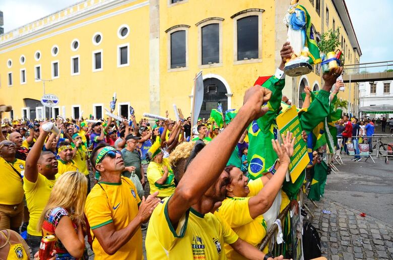 Chuva não atrapalha festa da torcida no Recife com a 2ª vitória do Brasil  na Copa do Mundo, Pernambuco