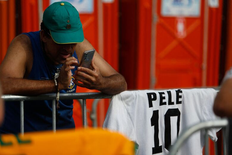 Torcedor na fila para se despedir de Pelé. Foto: Miguel SCHINCARIOL / AFP