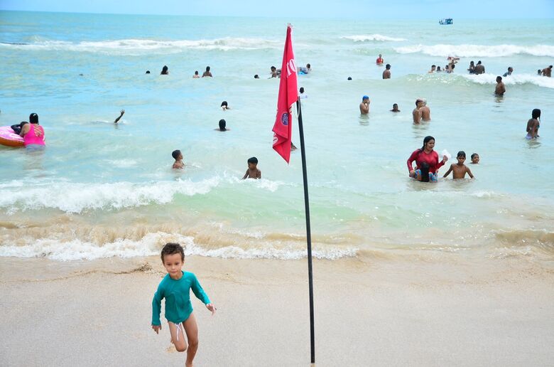 Movimentação nas praias no primeiro dia de 2023 - Foto: Arthur Mota/Folha de Pernambuco