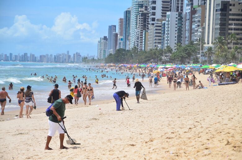 Movimentação nas praias no primeiro dia de 2023 - Foto: Arthur Mota/Folha de Pernambuco