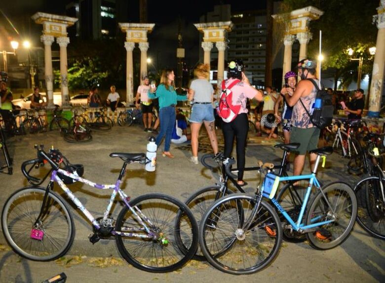 Ciclistas organizam ato por mais segurança nas ruas | Foto: Paullo Allmeida/Folha de Pernambuco