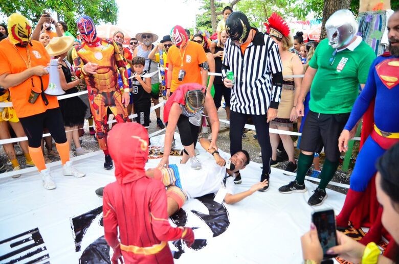 Repórter Geraldo Moreira, da Rádio Folha FM 96,7, entrou na brincadeira do Mucha Lucha - Foto: Arthur Mota/Folha de Pernambuco