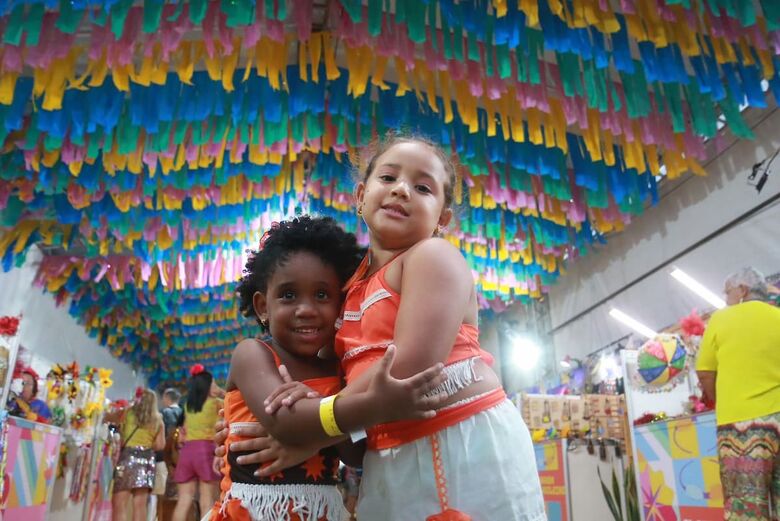 Foliões chegam ao Bairro do Recife para a abertura do Carnaval | Foto: Arthur Mota/Folha de Pernambuco