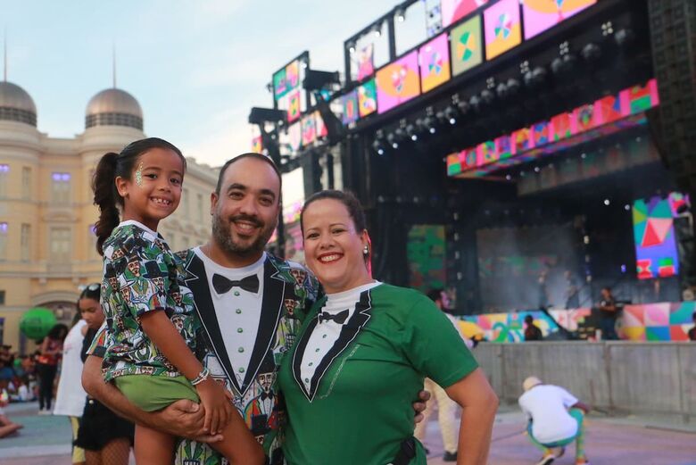 Foliões chegam ao Bairro do Recife para a abertura do Carnaval | Foto: Arthur Mota/Folha de Pernambuco