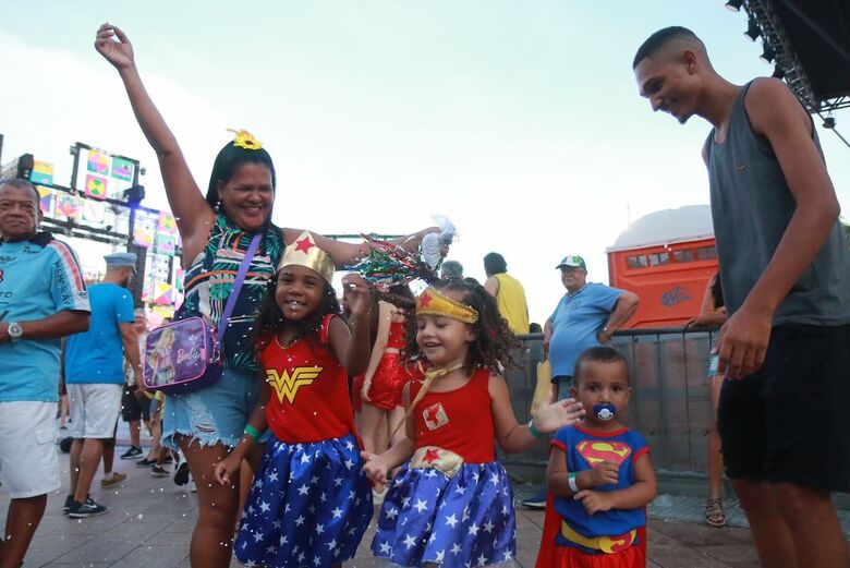 Foliões chegam ao Bairro do Recife para a abertura do Carnaval | Foto: Arthur Mota/Folha de Pernambuco