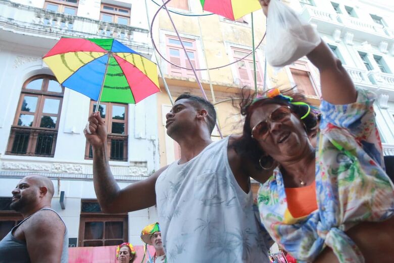 Foliões chegam ao Bairro do Recife para a abertura do Carnaval | Foto: Arthur Mota/Folha de Pernambuco