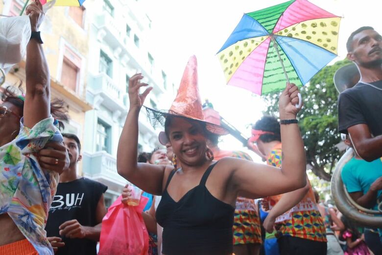 Foliões chegam ao Bairro do Recife para a abertura do Carnaval | Foto: Arthur Mota/Folha de Pernambuco