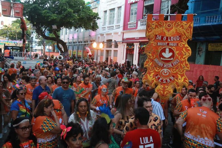 Foliões chegam ao Bairro do Recife para a abertura do Carnaval | Foto: Arthur Mota/Folha de Pernambuco