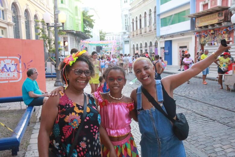 Foliões chegam ao Bairro do Recife para a abertura do Carnaval | Foto: Arthur Mota/Folha de Pernambuco