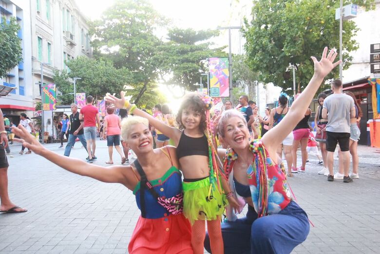 Foliões chegam ao Bairro do Recife para a abertura do Carnaval | Foto: Arthur Mota/Folha de Pernambuco