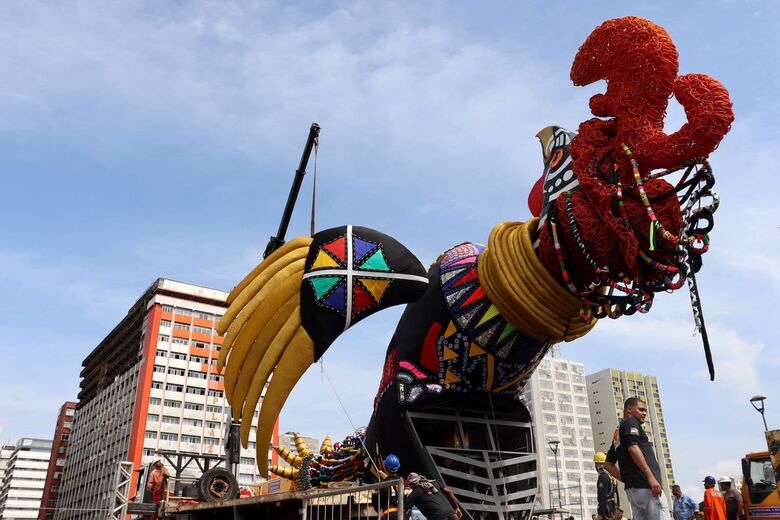 Galo Gigante na Ponte Duarte Coelho. Foto: Júnior Soares/Folha de Pernambuco