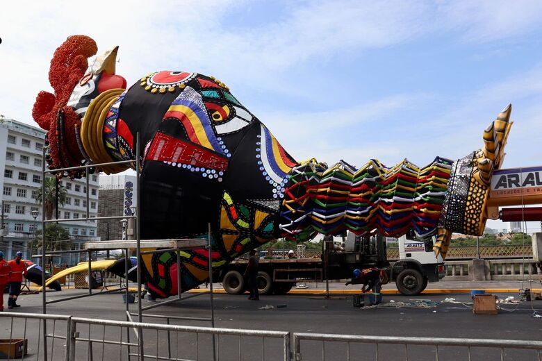 Galo Gigante na Ponte Duarte Coelho. Foto: Júnior Soares/Folha de Pernambuco