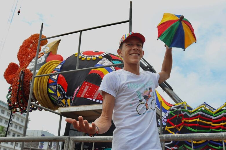 Marcos Vinícius e o Galo Gigante na Ponte Duarte Coelho. Foto: Júnior Soares/Folha de Pernambuco