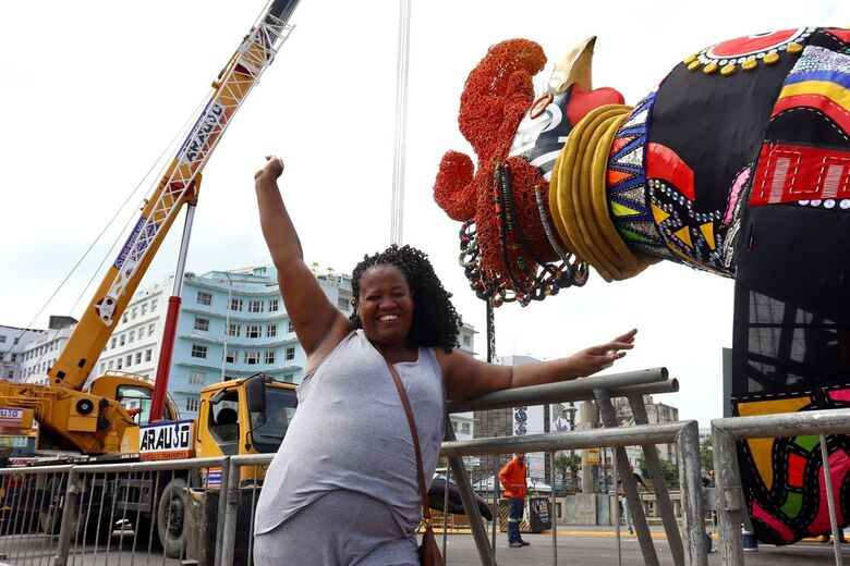 Edineide de Souza e o Galo Gigante na Ponte Duarte Coelho. Foto: Júnior Soares/Folha de Pernambuco