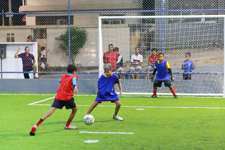 Meninos também mostram habilidade no 1x1. Foto: Arthur de Souza/Folha de Pernambuco