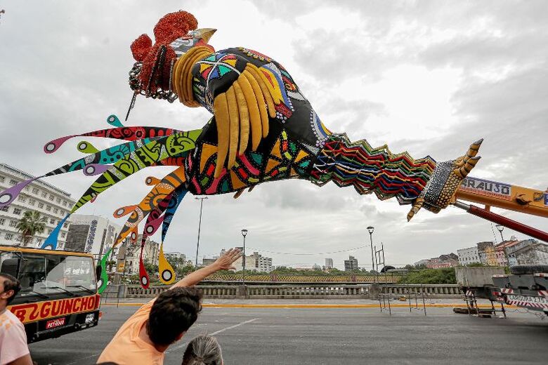 Montagem do Galo Gigante | Foto: Alexandre Aroeira/Folha de Pernambuco