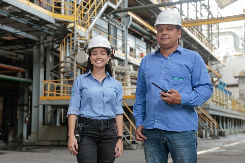 Sabrina Nascimento, engenheira química e Ricardo Rocha, engenheiro mecânico industrial e gerente industrial interino | Foto: Alexandre Aroeira/Folha de Pernambuco