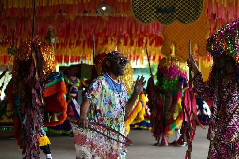 Maracatu de Baque Solto Leão de Ouro, de Condado-PE, se apresentando na Casa da Rabeca. Foto: Ed Machado/Folha de Pernambuco