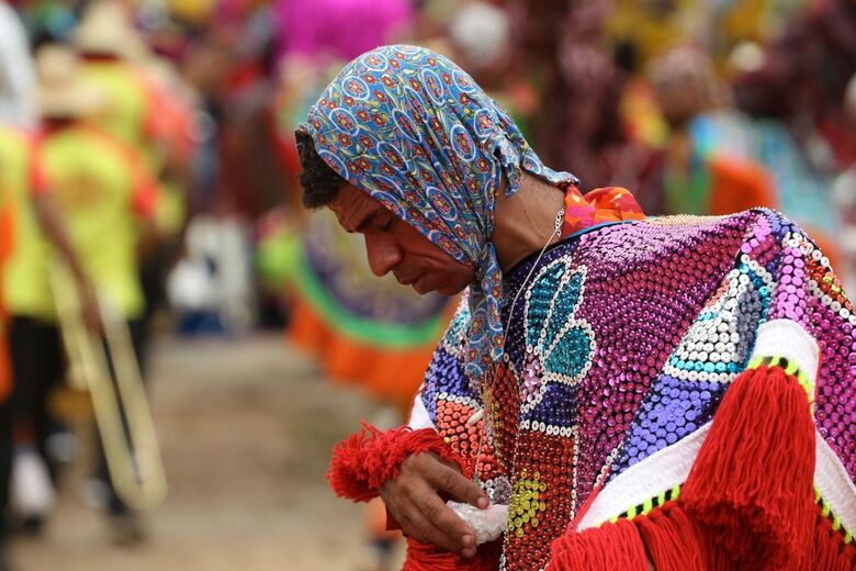 Maracatu de Baque Solto Leão de Ouro, de Condado-PE, se apresentando na Casa da Rabeca. Foto: Ed Machado/Folha de Pernambuco