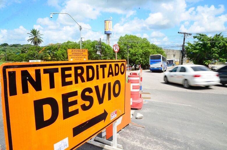 Desvio na BR-232 para obras na rodovia. Foto: Arthur Mota/Folha de Pernambuco