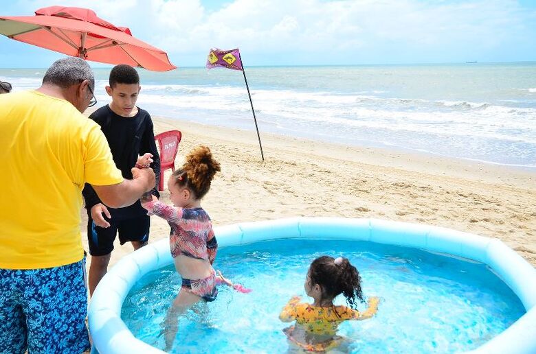 Praia de Piedade, em Jaboatão dos Guararapes, neste domingo (26) | Foto: Arthur Mota/Folha de Pernambuco