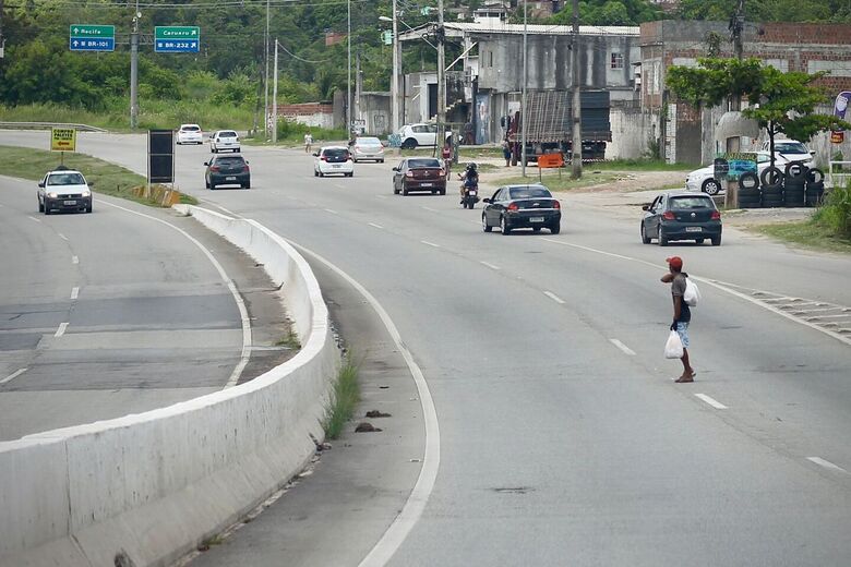 Movimentação tranquila na BR 232. Foto: Melissa Fernandes/Folha de Pernambuco