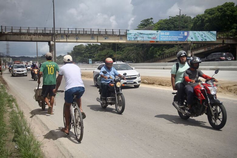 Movimentação tranquila na BR 232. Foto: Melissa Fernandes/Folha de Pernambuco